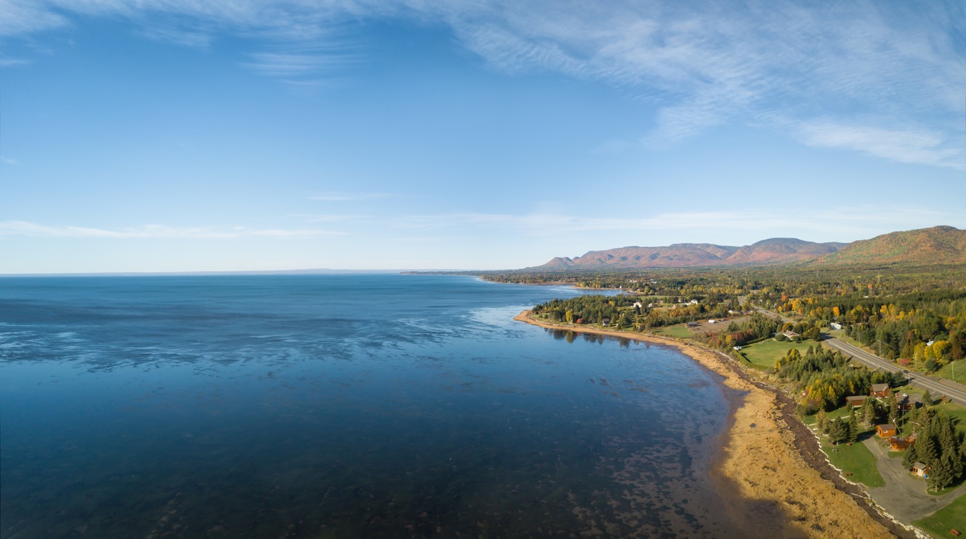 Vue aérienne de la côte de l'océan Atlantique lors d'une matinée ensoleillée.